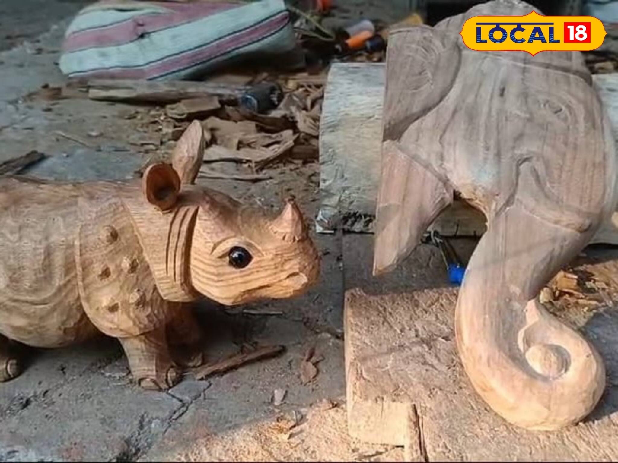 শুধু পদবি নয়, কাজেও বিশ্বকর্মা! তাক লাগাবে এই শিল্পীর কাঠের তৈরি হাতি, গন্ডার