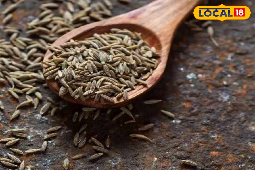 জিরের জলে থাকা মুক্ত র&#x200d;্যাডিক্যাল ত্বককে পরিষ্কার রাখতে সাহায্য করে এবং ত্বকে প্রাকৃতিক উজ্জ্বলতা এনে দেয়। এছাড়াও এটি ব্রণ চিকিৎসার জন্য একটি কার্যকর উপায়।