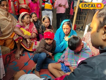 মৃত শ্রমিকদের শোকাহত পরিবার 