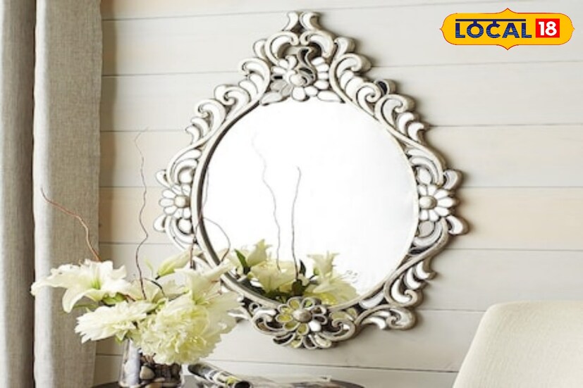 বাস্তুশাস্ত্র মতে আয়না সর্বদা উত্তর-পূর্ব দিকে রাখা উচিৎ। কারণ সদর দরজার সামনে অথবা দক্ষিণ-পশ্চিম দিকে আয়না রাখলে মনে করা হয় জীবনে অশুভ শক্তির প্রবেশ ঘটে।