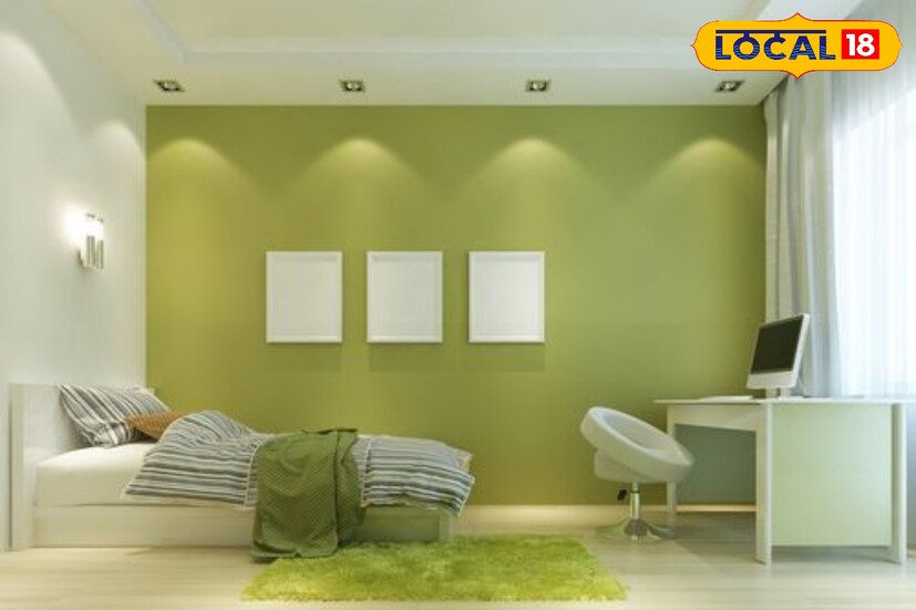 বিছানা দক্ষিণ-পূর্ব দিকে থাকলে ঘরে সবুজ রং ব্যবহার করা উচিত।উত্তর পশ্চিম ঘরের জন্য সাদা ছাড়া যেকোনও রং বেছে নিতে পারেন।