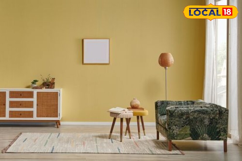 ডাইনিং রুমের রং খুব গুরুত্বপূর্ণ। কারণ এটি এমন জায়গা যেখানে বাড়ির প্রতিটি সদস্য এক সঙ্গে বসে খাওয়া দাওয়া করেন। খাবার ঘরে হালকা সবুজ, গোলাপী, আকাশী বা হলুদ রঙ শুভ ফল দেয়।