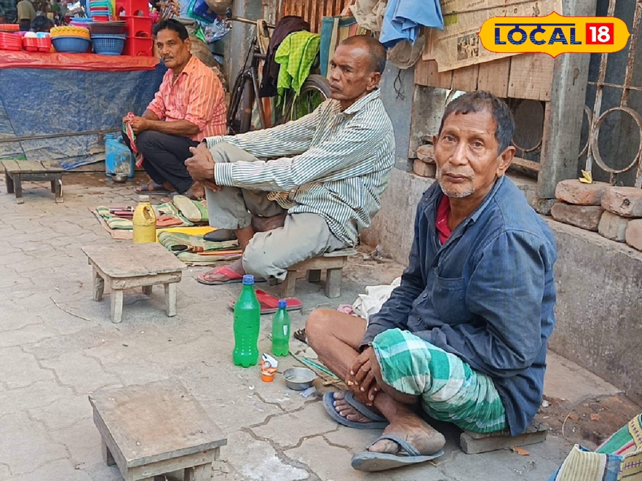 সালোন-পার্লারের ‌যুগে পেশা হারাচ্ছেন এঁরা! দেখা মেলে গ্রামের হাটে