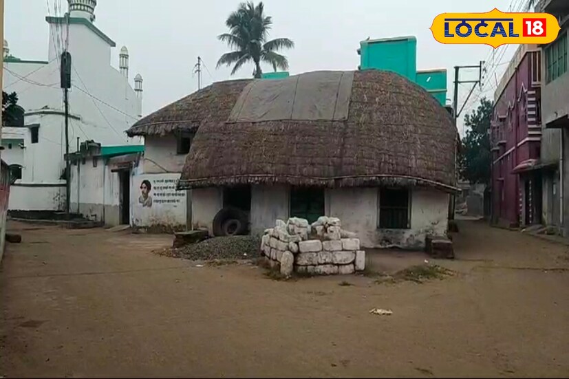 নতুন বছরে একটা ছোট্ট ছুটিতে ঘুরে আসতে পারেন কবিতীর্থ অর্থাৎ কবি কাজি নজরুল ইসলামের জন্মস্থান চুরুলিয়া থেকে। যেখানে গিয়ে আপনি কবির জীবন বৃত্তান্ত সম্পর্কে বিস্তারিত জানতে পারবেন। দেখতে পারবেন কবির জন্মভিটে।