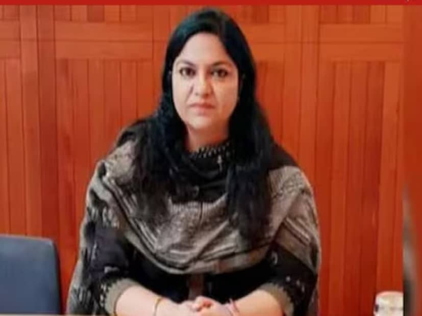 সব পরীক্ষায় প্রথম। ২১ বছর বয়সে আইএএস! ঠাঁই হয় লিমকা বুক অফ রেকর্ডসে। ইউপিএসসি পড়ুয়াদের কাছে তিনি ছিলেন আদর্শ। কিন্তু সেখান থেকে সোজা জেল। সরকারি প্রকল্পে দুর্নীতি, কোটি কোটি টাকা আত্মসাতের অভিযোগ। এরপর থেকে ২৮ মাস জেলেই ছিলেন। অবশেষে জামিনে ছাড়া পেলেন পূজা সিঙ্ঘল।