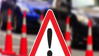 জানা গিয়েছে চালকের আসনের দিকে ধাক্কা মারে বাসটি। দুর্ঘটনার অভিঘাতে সানার গাড়ি উল্টে যাচ্ছিল, কিন্তু চালকের তৎপরতায় বেঁচে চায় সানার গাড়ি।প্রতীকী ছবি।