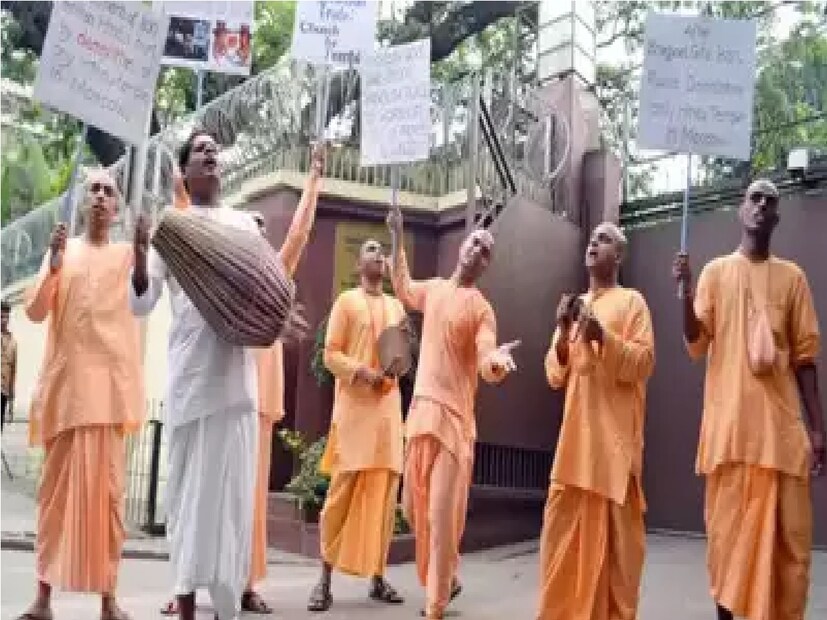  ওয়াশিংটনে মার্কিন পররাষ্ট্র দফতরের প্রধান উপ-মুখপাত্র বেদান্ত প্যাটেল এক প্রতিবেদককে এই সন্ন্যাসী সম্পর্কে মার্কিন প্রতিক্রিয়া জানতে চাওয়ার পর এই কথা বলেন৷  চিন্ময় কৃষ্ণ দাস ব্রহ্মচারীর বিরুদ্ধে রাষ্ট্রদ্রোহের অভিযোগে গ্রেফতার করা হয় এবং এই মুহূর্তে তিনি জেলবন্দি৷ তাঁরই মামলায় হিয়ারিংয়ের জন্য বাংলাদেশে ‘ইচ্ছুক আইনজীবী’ খুঁজে পাননি।