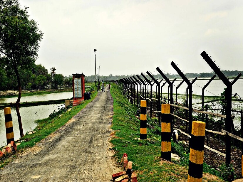 বাংলাদেশি সংবাদমাধ্যম দৈনিক ইত্তেফাকে প্রকাশিত খবর অনুযায়ী, ৫ আগস্টের পর থেকে বাংলাদেশে নির্মাণ কাজ (কনস্ট্রাকশন ওয়ার্ক) কমে যায়। এ সময় তোর্শা ও স্টোন বোল্ডার পাথরের বাজার মূল্য কমে যায়। ওই সময় প্রতি টন পাথর ১০-১২ মার্কিন ডলারে রফতানি করত ভারত ও ভুটান। 