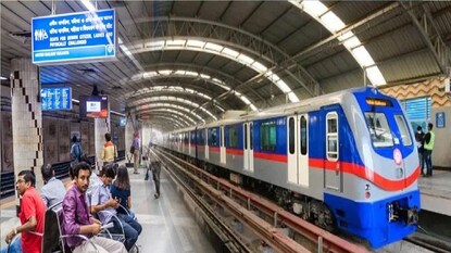 এবার বেলগাছিয়ায় মরণ ঝাঁপ, সপ্তাহের শুরুতেই মেট্রোয় জোড়া বিপত্তি! অফিস টাইমে নাকাল যাত্রীরা এবার বেলগাছিয়ায় মরণ ঝাঁপ, সপ্তাহের শুরুতেই মেট্রোয় জোড়া বিপত্তি! অফিস টাইমে নাকাল যাত্রীরা