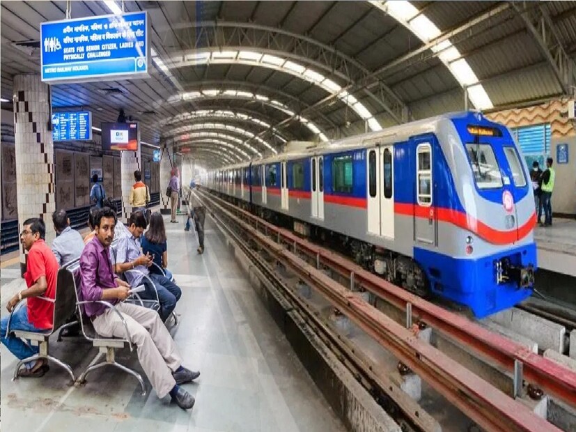 *যাত্রীদের কথা মাথায় রেখে নাইট স্পেশ্যাল চালানোর সিদ্ধান্ত নেয় মেট্রো। রাত ১১টায় ছিল নাইট স্পেশ্যাল। যাত্রী না হওয়ায় সময় পরিবর্তন করা হয়। বর্তমানে দমদম থেকে কবি সুভাষ আর কবি সুভাষ থেকে দমদম পর্যন্ত চলে নাইট স্পেশ্যাল এই মেট্রো। সংগৃহীত ছবি। 