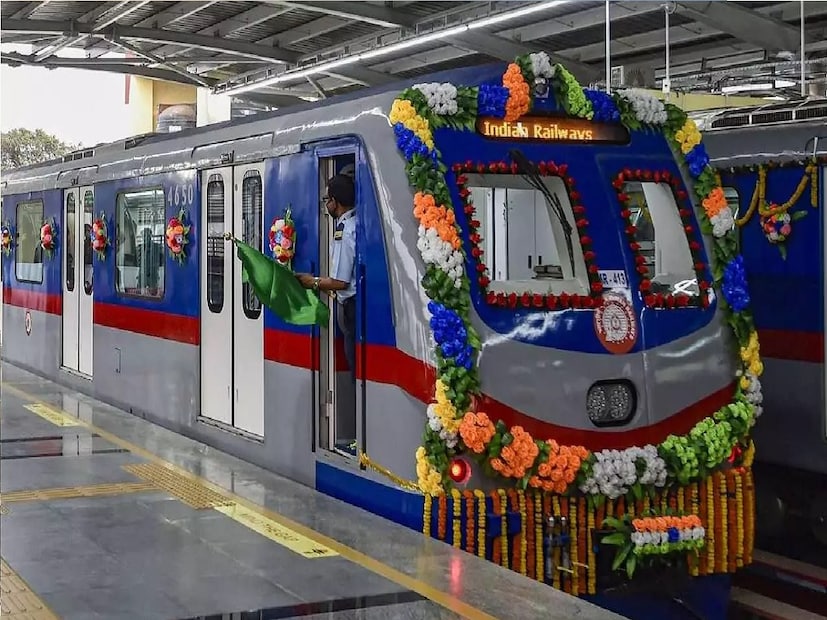 রবিবার হাওড়া ময়দান এবং এসপ্ল্যানেড— দুই স্টেশন থেকেই প্রথম মেট্রো ছাড়বে দুপুর ২টো ১৫ মিনিটে। আর শেষ মেট্রো পাওয়া যাবে রাত ৯টা ৪৫ মিনিটে। দুই পরিষেবার মধ্যে সময়ের ব্যবধান থাকবে ১৫ মিনিট। ৬২'টি মেট্রো চলবে।