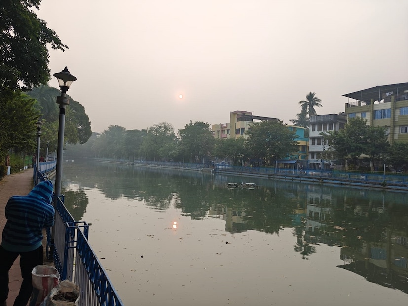 আংশিক মেঘলা আকাশ। কোথাও পুরোপুরি মেঘলা আকাশ। আজ, শুক্রবার দক্ষিণবঙ্গে কলকাতা-সহ আট জেলায় হালকা বৃষ্টির সামান্য সম্ভাবনা। শনিবারে দক্ষিণবঙ্গের দশ জেলাতে হালকা থেকে মাঝারি বৃষ্টির সম্ভাবনা রয়েছে। উত্তরবঙ্গের দার্জিলিং ও কালিম্পংয়ে হালকা বৃষ্টি হবে শনিবার। 