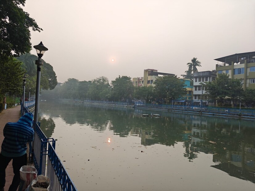 দৃশ্যমানতা দু-এক জায়গায় ৫০ মিটারে নেমে আসতে পারে। আজ, বুধবার ঘন কুয়াশার দাপট থাকবে রাজ্যের সাত জেলায়। রাত জুড়েই তাপমাত্রা আগামী কয়েকদিনে ধীরে ধীরে নামবে। তিন দিনে তাপমাত্রা তিন থেকে চার ডিগ্রি সেলসিয়াস পর্যন্ত কমতে পারে। সপ্তাহের শেষে কলকাতায় ১৫ ডিগ্রির নীচে নামবে পারদ। পশ্চিমের জেলায় দশ ডিগ্রির নীচে নামতে পারে তাপমাত্রা। 