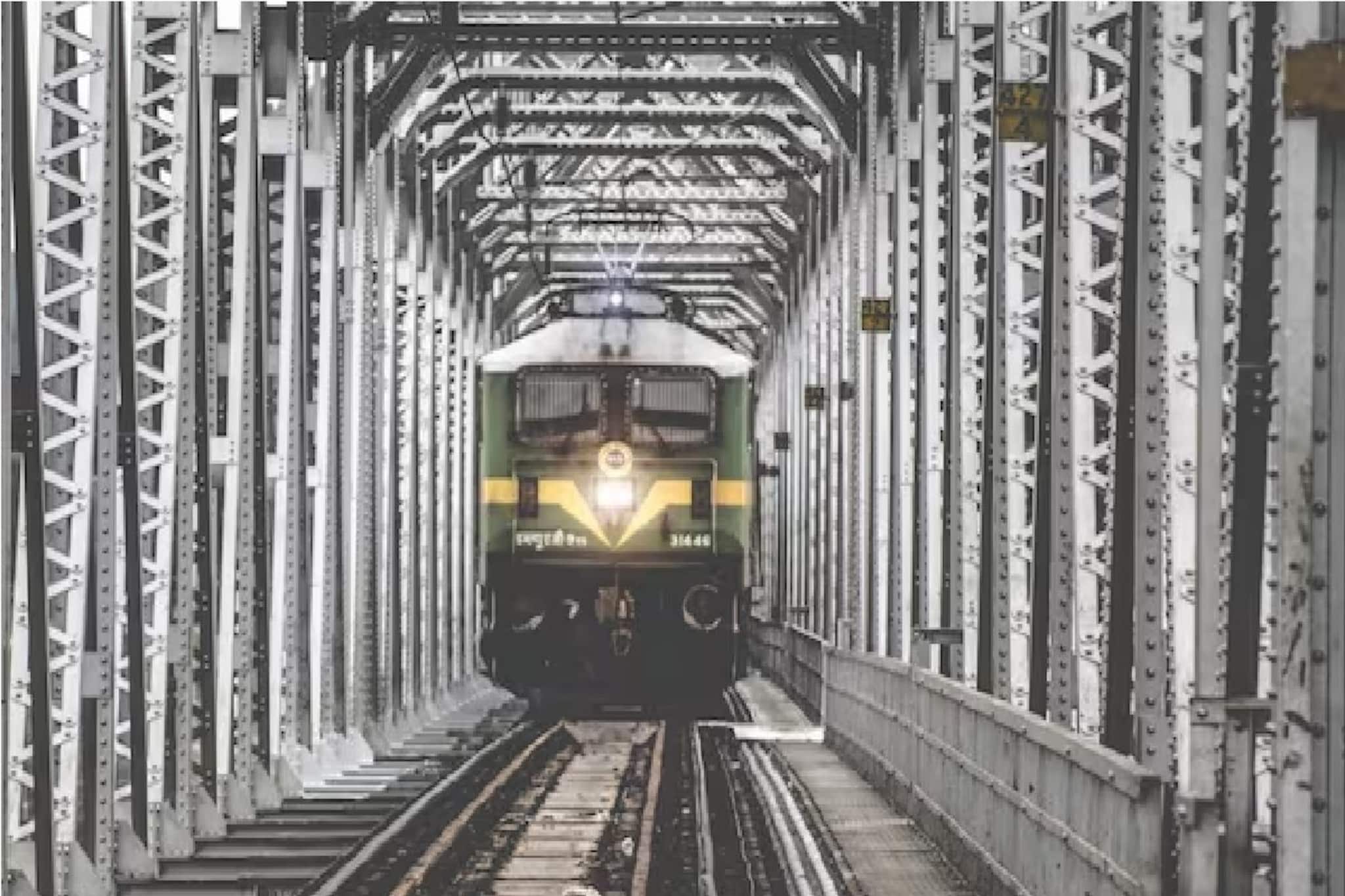 ১লা জানুয়ারি থেকে বদলে যাচ্ছে বহু ট্রেনের সময়! তালিকায় দূরপাল্লার কোন কোন ট্রেন?