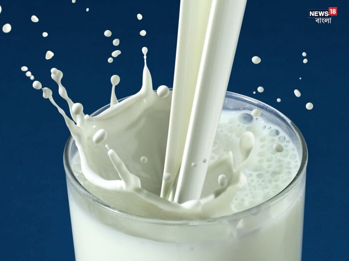 How to check milk Purity: জল নয় শুধু! দুধে মেশানো হচ্ছে এইসব বিষাক্ত জিনিস! FSSAI জানালো খাঁটি দুধ চেনার উপায় How to check milk Purity: জল নয় শুধু! দুধে মেশানো হচ্ছে এইসব বিষাক্ত জিনিস! FSSAI জানালো খাঁটি দুধ চেনার উপায়