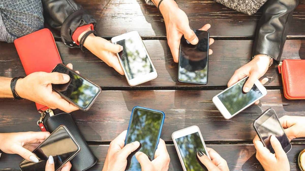 Mobile Connections: সাইবার জালিয়াতি রুখতে বড় পদক্ষেপ! ৮৫ লাখ মোবাইল  কানেকশন বাতিল করে দিল কেন্দ্র 85 Lakh Mobile Connections has been  deactivated due to cyber crime | লেটেস্ট ...