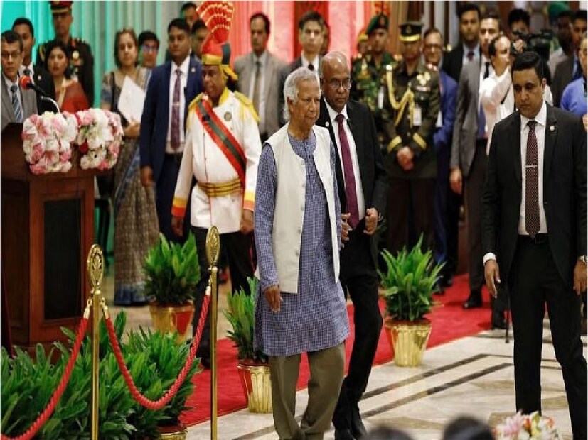 জানা গিয়েছে, অধ্যাপক আলী রীয়াজের নেতৃত্বাধীন সংবিধান সংস্কার কমিশন বুধবার প্রধান উপদেষ্টা মহম্মদ ইউনূসের কাছে সংস্কারের সুপারিশসংবলিত প্রতিবেদন জমা দিয়েছে। এ ছাড়াও আরও তিনটি সংস্কার কমিশনের প্রতিবেদন জমা দেওয়া হয়েছে। বাকি তিনটি কমিশন হল নির্বাচনব্যবস্থা, দুর্নীতি দমন কমিশন ও পুলিশ সংস্কার কমিশন।