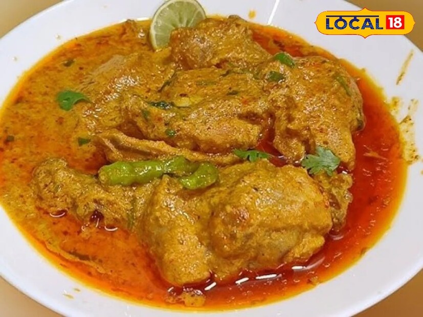 শিলিগুড়ি :একটা সময় ছিল যখন বাঙালি বাড়িতে মাংস মানেই ছিল পাঁঠার মাংস। তারপর পাঁঠার জায়গা দখল করল মুরগি। দামে কম, মানে ভালো এবং স্বাস্থ্যকর খাবার এই চিকেন এখন বাঙালি হেঁশেলের নয়নের মণি।আর চিকেন মানেই হয় আলু দিয়ে ঝোল কিংবা কষা। রোজ রোজ একই ধরনের রান্না খেতে খেতে সবাই বোর হয়ে যায়। তাই নিত্য নতুন চিকেনের রেসিপি মাঝে মধ্যে রান্না হলে মন্দ হয় না বলুন! বাড়িতে একদিন নবাবী চিকেন রান্না করে দেখুন। এটি একটি মুঘলাই ডিশ।