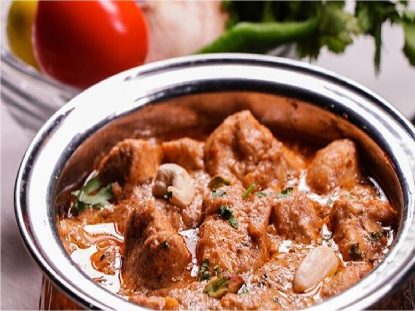রান্নার আগে স্পেশাল মশলা তৈরি করে নিন। গোটা ধনে, জিরে এবং মৌরি শুকনো খোলায় ভাজুন। মশলাগুলি বেশি ভাজার দরকার নেই। অল্প ভাজলেই সুগন্ধ বের হবে। তখনই গ্যাস বন্ধ করে দিন। মশলার রং পরিবর্তন হয়ে গেলে সুগন্ধটা চলে যায়। একটি বড় পেঁয়াজ ঝিরিঝিরি করে কুচিয়ে নিন। অন্য দুটি পেঁয়াজ, আদা, রসুন এবং কাঁচালঙ্কা মিক্সিতে বেটে নিন। লঙ্কার পরিমাণটা নিজেদের স্বাদ অনুযায়ী দেবেন।
