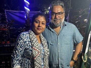 কালীঘাট মেট্রো স্টেশনের গেটে তপন থিয়েটারের কাছে অস্থায়ী দোকান সস্ত্রীক অয়নের (ছবি-সোশ্যাল মিডিয়া)