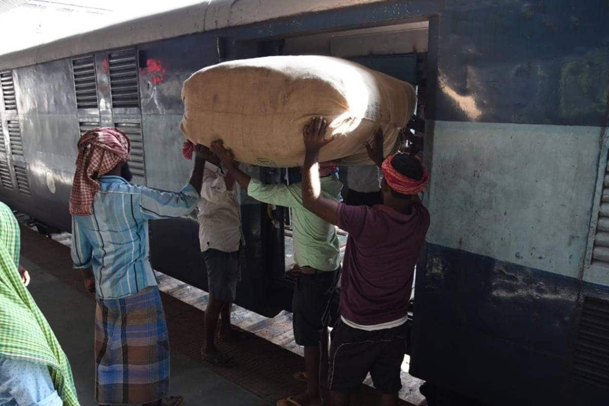 Indian Railways Parcel System: ট্রেনে পার্সেল করে কোনও জিনিস পাঠাতে চান? জানুন ডিজিটাল পেমেন্টের একগুচ্ছ নতুন সুবিধে Indian Railways Parcel System: ট্রেনে পার্সেল করে কোনও জিনিস পাঠাতে চান? জানুন ডিজিটাল পেমেন্টের একগুচ্ছ নতুন সুবিধে