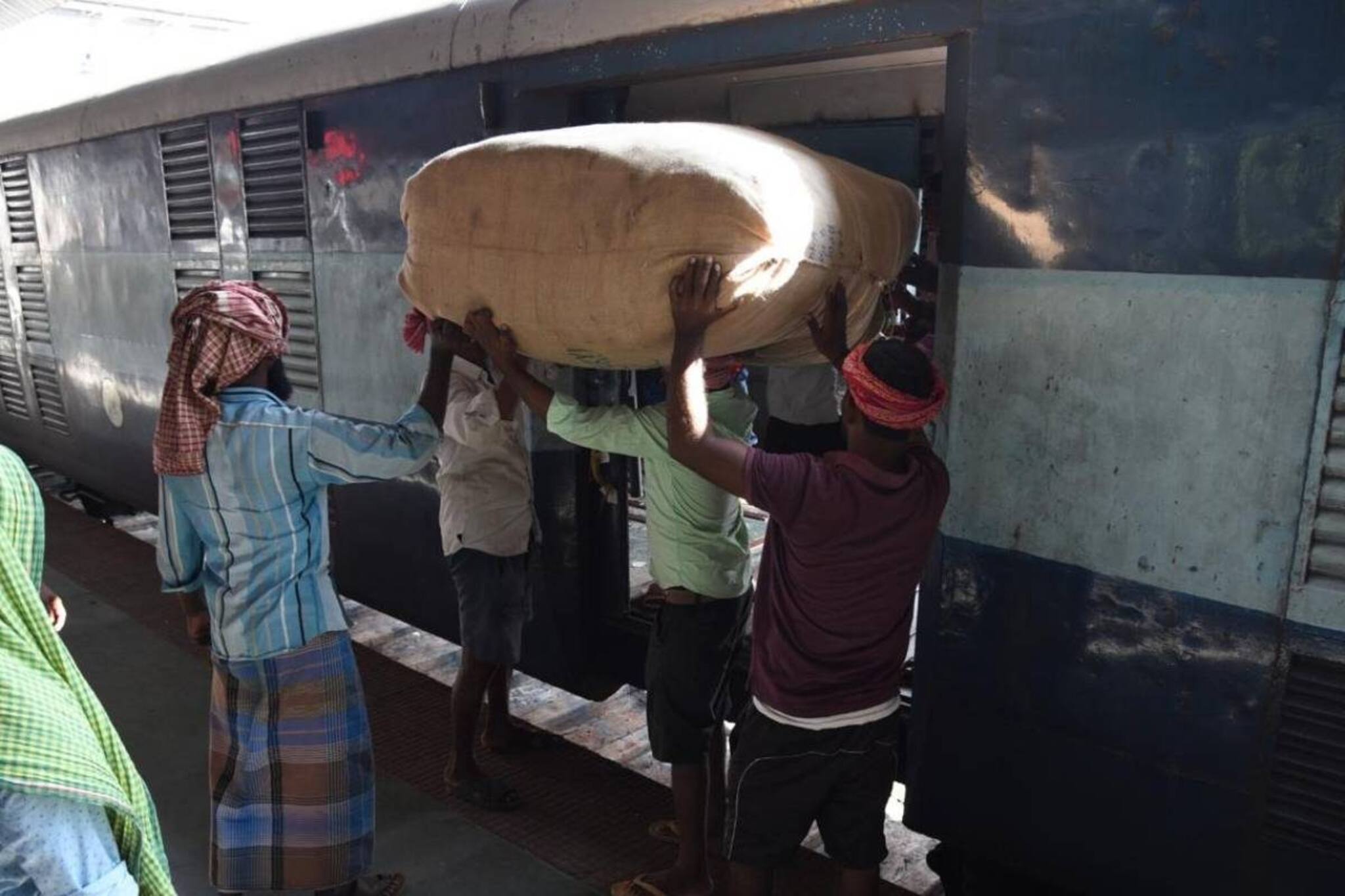 ট্রেনে পার্সেল করে কোনও জিনিস পাঠাতে চান? জানুন ডিজিটাল পেমেন্টের নতুন সুবিধে
