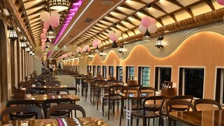 অচল হয়ে যাওয়া ট্রেন কোচগুলিকে স্থানীয় ঐতিহ্যের স্পর্শে আকর্ষণীয় ডিজাইনের রেস্তরাঁয় রূপান্তর