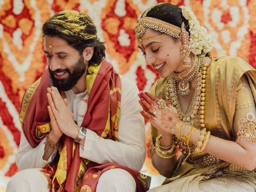 বিয়ের দিন রাজসিক সাজে ওঠেন নাগা-শোভিতা। বরের পরনে ঘিয়ে রঙের ধুতি, পাঞ্জাবি এবং উত্তরীয়। কনে সেজে উঠেছেন সোনালি রঙের শাড়িতে। চোখ ধাঁধানো গয়নায় মুড়ে রয়েছেন অভিনেত্রী।