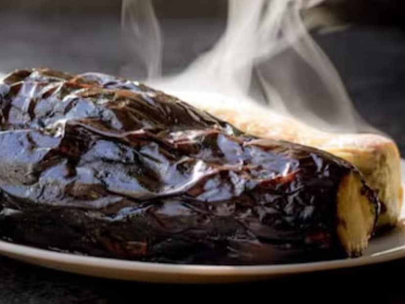 বেগুন সত্যিই স্বাস্থ্যের জন্য খুবই উপকারী। বিশেষ করে শীতকালে। এতে উপস্থিত ভিটামিন ও মিনারেল শরীরের রোগ প্রতিরোধ ক্ষমতা বাড়ায় এবং হজমশক্তি বাড়ায়। নাসুনিনের মতো অ্যান্টিঅক্সিডেন্ট কোষকে রক্ষা করে এবং বার্ধক্য প্রক্রিয়াকে ধীর করে দেয়। এছাড়াও, ক্যালোরি কম এবং ফাইবার বেশি হওয়ায় বেগুন ওজন কমাতেও সাহায্য করে, যা স্বাস্থ্যকর জীবনযাত্রার জন্য অপরিহার্য। বিস্তারিত জানাচ্ছেন চিকিৎসক রাজকুমার সিং। বেগুন সত্যিই স্বাস্থ্যের জন্য খুবই উপকারী। বিশেষ করে শীতকালে। এতে উপস্থিত ভিটামিন ও মিনারেল শরীরের রোগ প্রতিরোধ ক্ষমতা বাড়ায় এবং হজমশক্তি বাড়ায়। নাসুনিনের মতো অ্যান্টিঅক্সিডেন্ট কোষকে রক্ষা করে এবং বার্ধক্য প্রক্রিয়াকে ধীর করে দেয়। এছাড়াও, ক্যালোরি কম এবং ফাইবার বেশি হওয়ায় বেগুন ওজন কমাতেও সাহায্য করে, যা স্বাস্থ্যকর জীবনযাত্রার জন্য অপরিহার্য। বিস্তারিত জানাচ্ছেন চিকিৎসক রাজকুমার সিং।