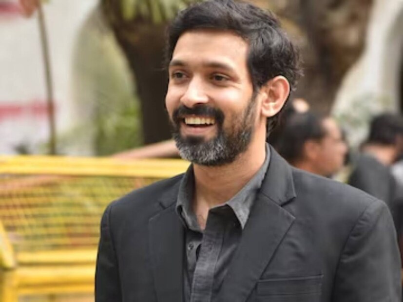 বর্তমানে, সময় বলিউডের শক্তিশালী অভিনয় দক্ষতাসম্পন্ন অভিনেতাদের মধ্যে অন্যতম বিক্রান্ত মাসে। তবে, রবিবার অর্থাৎ গত ১ ডিসেম্বর আচমকাই রীতিমতো একটা বোমা ফাটালেন তিনি। অভিনয় দুনিয়া থেকে সরে দাঁড়ানোর কথা ঘোষণা করলেন অভিনেতা। বহুমুখী এবং দুর্ধর্ষ অভিনয় প্রতিভার অধিকারী বিক্রান্ত।