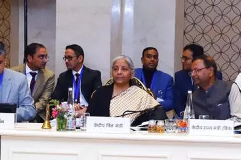 গ্রাহকদের উপর ব্যাঙ্ক এবং এনবিএফসি-এর করা পেনাল্টিতে জিএসটি নয়: ঋণের শর্ত না মানায় ব্যাঙ্ক বা নন ব্যাঙ্কিং আর্থিক প্রতিষ্ঠানগুলি ঋণগ্রহীতাদের যে জরিমানা করে তা জিএসটি-এর আওতায় পড়বে না। 