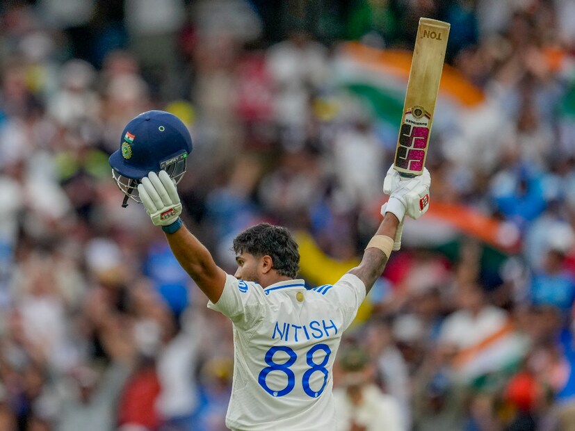 শতরান করার পর নীতিশের সেলিব্রেশনও ছিল দেখার মত। এখানেও আবেগে ভেসে না গিয়ে সেখানে ধীর-স্থির দেখিয়েছে নীতিশকে। মন ছুঁয়ে গিয়েছে তার সেলিব্রেশন। একইসঙ্গে মেলবোর্নে জন্ম হল ভারতীয় ক্রিকেটের নতুন তারকার। (Photo Courtesy- AP)