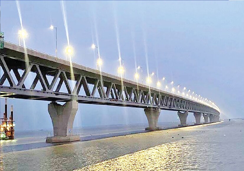 বাংলাদেশের প্রাক্তন প্রধানমন্ত্রী শেখ হাসিনার জমানায় মহাসমারোহে উদ্বোধন করা হয়েছিল পদ্মা সেতুর। সেই ব্রিজটি আসলে এশিয়ার সবচেয়ে সব রেল-গাড়ি ব্রিজ বগিবিল সেতুর ডিজাইনের নকল। 