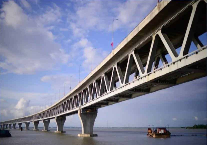 হঠাৎ করে তাকালে দুটো সেতুর নকশা একই রকম লাগে। যদিও পদ্মা সেতু বগিবিলের চেয়ে বেশি দীর্ঘ, প্রায় ৬.১৫ কিলোমিটার। 