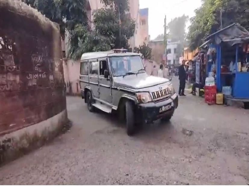 দিল্লি পুলিশ জানিয়েছে যে স্বামী-স্ত্রীর মধ্যে ঝগড়া হয়েছিল। বিষয়টি এতটাই খারাপ অবস্থায় পৌঁছায় যে মহিলা লোনি থেকে দিল্লির জ্যোতি নগরে চলে যান। অন্যদিকে, ব্যক্তি লোনিতেই ছিলেন। ঘটনাটির কয়েক ঘণ্টা পরে স্বামী-স্ত্রীর দেহ দুই ভিন্ন এলাকায় পাওয়া যায়। স্ত্রীর দেহ জ্যোতি নগর এলাকায় পাওয়া যায়, আর স্বামীর দেহ লোনিতে। পুরুষটির দেহ লোনির তার বাড়ি থেকে উদ্ধার করা হয়, এবং মহিলার দেহ একটি বৈদ্যুতিক খুঁটিতে ঝুলন্ত অবস্থায় পাওয়া যায়। 