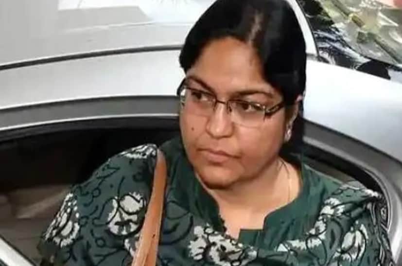 এরপরই তাঁর বিরুদ্ধে আর্থিক দুর্নীতির তদন্তে নামে ইডি। ২০২২ সালের ৬ মে পূজার একাধিক সম্পত্তিতে অভিযান চালায় এনফোর্সমেন্ট ডিরেক্টরেটের অফিসাররা। তল্লাশিতে বহু গুরুত্বপূর্ণ নথি উদ্ধার হয়। এরপর ১১ মে তাঁকে গ্রেফতার করে ইডি। এতদিন জেলেই ছিলেন। অবশেষে ২ লাখ টাকার ব্যক্তিগত বন্ডে তাঁকে জামিন দিল আদালত।