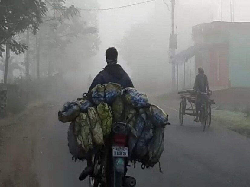 কলকাতা-সহ দক্ষিণবঙ্গের প্রায় সব জেলাতেই সকালের দিকে হালকা ধোঁয়াশা-কুয়াশা থাকতে পারে। আজ কুয়াশার সম্ভাবনা বেশি থাকবে পশ্চিম মেদিনীপুর পুরুলিয়া, পূর্ব ও পশ্চিম বর্ধমান এবং বীরভূম জেলাতে। আগামীকাল কুয়াশার সম্ভাবনা বেশি উত্তর ও দক্ষিণ ২৪ পরগনা পূর্ব ও পশ্চিম মেদিনীপুর বাঁকুড়া এবং পশ্চিম বর্ধমান জেলাতে। উত্তর বঙ্গের দার্জিলিং দুই দিনাজপুর ও মালদা জেলাতে কুয়াশা বেশি থাকার সম্ভাবনা। প্রতীকী ছবি