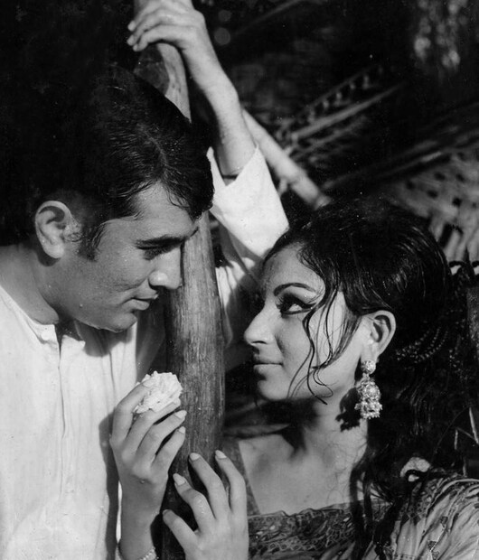 ‘আরাধনা’ মুক্তি পায় ১৯৬৯ সালে। সুপার ডুপার হিট হয়। রাতারাতি স্টার থেকে সুপারস্টার হয়ে ওঠেন রাজেশ খান্না। এই ছবির ‘মেরে স্বপ্নো কি রানি’ গান আজও সমান জনপ্রিয়। পরের বছরেই মুক্তি পেয়েছিল ‘সফর’। এই ছবিতে অসুস্থ দম্পতির চরিত্রে অভিনয় করেছিলেন রাজেশ এবং শর্মিলা। দু’বছর পর ১৯৭৩ সালে মুক্তি পায় ‘দাগ’। প্রেম আর ত্যাগ মিলেমিশে যায়। এই ছবিও সুপারহিট হয়। রাজেশ-শর্মিলার নাম তখন সবার মুখে মুখে ঘুরছে। 