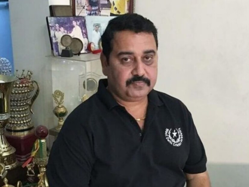 সম্প্রতি বিরাট ও তাঁর পরিবারের এত ঘনঘন লন্ডন যাওয়াকে কেন্দ্র করে জল্পনাও তৈরি হয়েছিল তাহলে কী অবসরের পর ইংল্যান্ডেই পাকাপাকিভাবে থেকে যাবেন? এবার সেই জল্পনাকে আরও উস্কে দিলেন কোহলির ছোট বেলার কোচ রাজকুমার শর্মা।