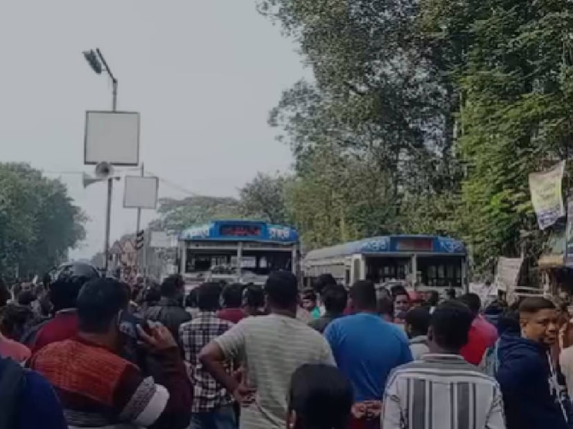 উৎসবের আবহে কলকাতায় ভয়াবহ দুর্ঘটনা। সকাল ১১টা ১০ নাগাদ এই দুর্ঘটনাটি ঘটে। দুর্ঘটনার জেরে মৃত্যু হয় এক মহিলার। 