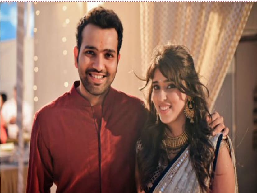 ক্রিকেট সুপারস্টার রোহিত শর্মা ও তাঁর স্ত্রী রিতিকা সজদেহ বাড়িতে খুশির আমেজ। ছোট ছেলের পরিবারে আসায় সেখানে এখন খুশির হাওয়া৷ ১ ডিসেম্বর রিতিকা তাঁর নবজাতক ছেলের নাম ঘোষণা করেছেন 'আহান'। বিরাট কোহলি এবং আনুশকা শর্মার ছেলে অকায়-র সঙ্গে এই নামের অনেক মিল। Photo- Collected 