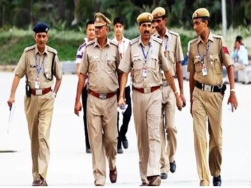 সিনেমাহলের বাইরে চা খাচ্ছিলেন, পুলিশের প্রশ্নের 'উত্তর' দিতেই গ্রেফতার! কেন? সিনেমাহলের বাইরে চা খাচ্ছিলেন, পুলিশের প্রশ্নের 'উত্তর' দিতেই গ্রেফতার! কেন?