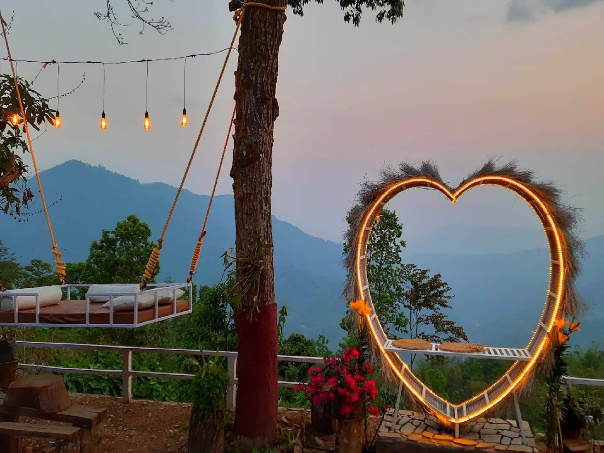 বালি সুইং-এ বসে দিনভর কাঞ্চনজঙ্ঘা দর্শন!রোম্যান্সে ডুবে কাটুক দু'দিন, রইল ঠিকানা