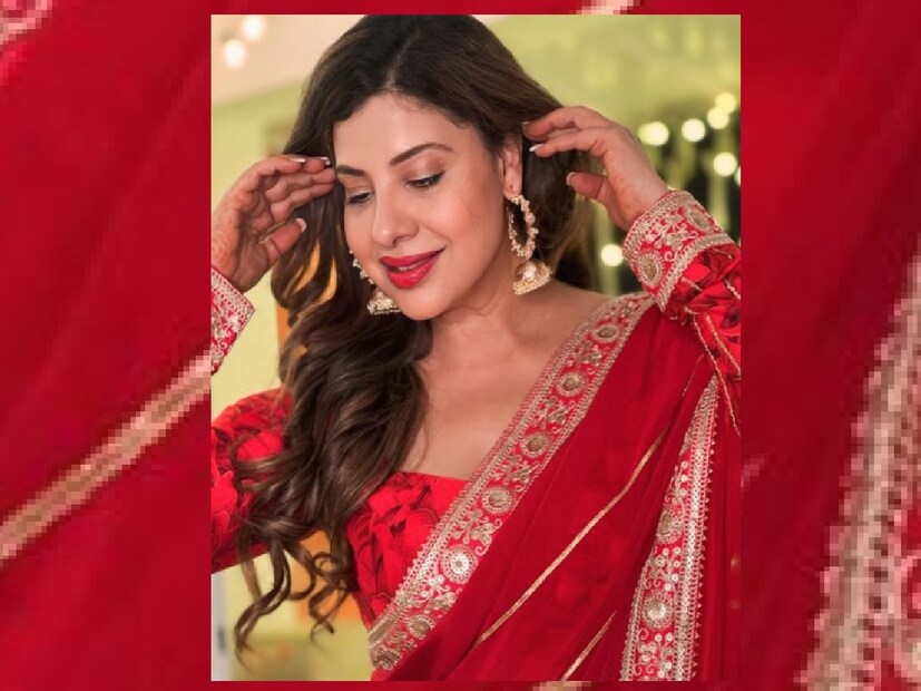 গর্ভাবস্থার তৃতীয় মাসে সন্তান হারিয়েছেসম্ভাবনা শেঠ এবং তাঁর স্বামী ভ্লগে তাঁদের ভক্তদের এই তথ্য দিয়েছেন। গর্ভপাতের পর সম্ভাবনা খুব কাঁদছে। অবিনাশ তাঁর ভ্লগে বলেছেন, ‘‘দীর্ঘদিন ধরে আমরা আইভিএফের মাধ্যমে সন্তানের জন্য চেষ্টা করছিলাম। এবার সম্ভব হল এবং সম্ভাবনা গর্ভবতী হল। এটি ছিল তার তৃতীয় মাস। আজ একটি স্ক্যান ছিল এবং প্রত্যেকের কাছে এটি ঘোষণা করার আশা করছিলাম। সবকিছু ঠিকঠাক ছিল এবং আমরা খুব খুশি যে এই ট্রিপ সফল হবে। শিশুটির হার্টবিট ছিল, কিন্তু সাম্প্রতিক স্ক্যানে হৃদস্পন্দন শনাক্ত করতে পারেননি চিকিৎসকরা। কেন এমন হল কেউ বুঝতে পারল না।’’