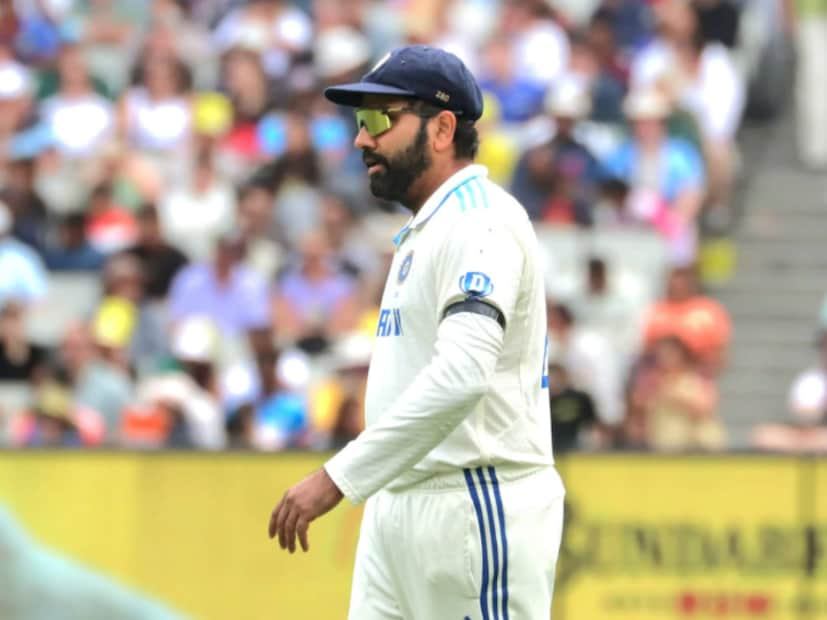 মেলবোর্নে বক্সিং ডে টেস্টের দ্বিতীয় দিনে হাতে কালো আর্ম ব্যান্ড পরে খেলেন প্লেয়াররা। রোহিত শর্মা, বিরাট কোহলি থেকে সকলে হাতেই ছিল কালো আর্ম ব্যান্ড। (Photo Courtesy- BCCI X)
