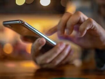 এছাড়া Google Photos, OneDrive বা অন্যান্য ক্লাউড স্টোরেজ পরিষেবাগুলিতে ফটো এবং ভিডিও আপলোড করতে পারেন। এতে ফোনের স্টোরেজ অনেকটাই কমে যাবে।