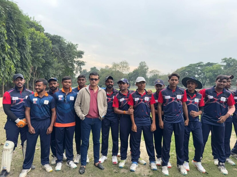 দুপুরে ময়দানের সবুজ ঘাসে চলছে সিএবি পরিচালিত সাদা বলে ক্রিকেট টুর্নামেন্ট। দীর্ঘদিন পর সেই ম্যাচ পরিদর্শনে উপস্থিত হলেন প্রাক্তন ভারত অধিনায়ক সৌরভ গঙ্গোপাধ্যায়। 
