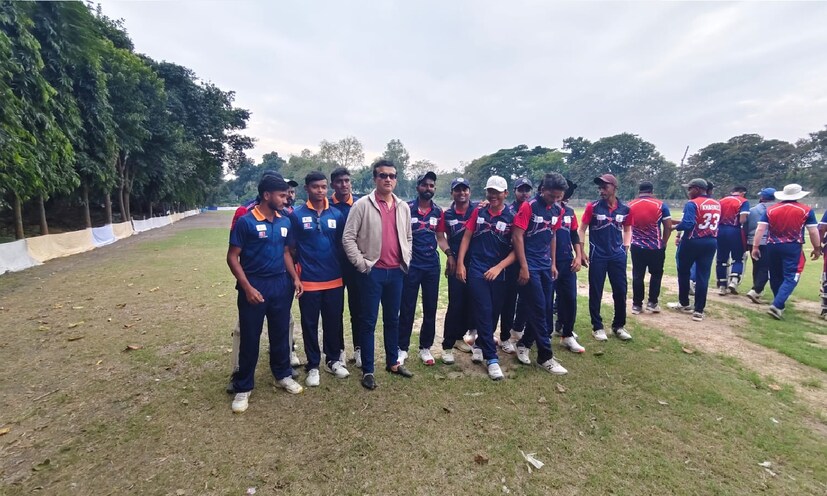 দুপুরে ময়দানের সবুজ ঘাসে চলছে সিএবি পরিচালিত সাদা বলে ক্রিকেট টুর্নামেন্ট। দীর্ঘদিন পর সেই ম্যাচ পরিদর্শনে উপস্থিত হলেন প্রাক্তন ভারত অধিনায়ক সৌরভ গঙ্গোপাধ্যায়। 