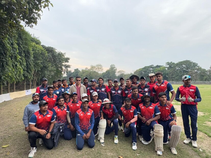 ময়দানের পরিচিত বাটা, টাউন মাঠ-সহ বেশ কিছু মাঠে ঘুরে বেড়ালেন সৌরভ। মূল উদ্দেশ্য বাংলা ক্রিকেটের হাল হাকিকত সরজমিনে দেখে নেওয়া। কীভাবে চলছে বাংলা সাপ্লাই লাইন, সেই ব্যাপারেই খোঁজ করলেন মহারাজ।