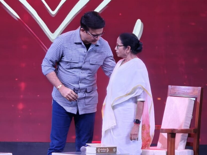 সৌরভ সোজাসুজি বলে দিলেন, আমাকে রাজনীতিতে জড়াবেন না। ১৫ এপ্রিল সন্ধেয় চাকরিহারা ঐক্যমঞ্চের তিন সদস্যের একটি প্রতিনিধি দল পৌঁছে গিয়েছিল সৌরভের বেহালার বাড়িতে। উপলক্ষ ছিল 'নবান্ন চলো' অভিযানে তাঁকে আমন্ত্রণ। কিন্তু তা সম্ভব হয়নি। 
